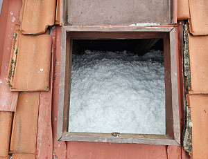 Zateplení stropu rodinného domu pomocí foukané izolace